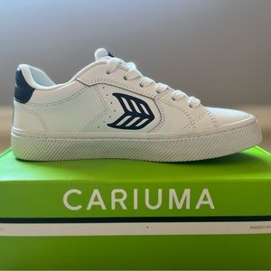 Cariuma Salvas sneakers white leather black logo Women’s size 7.5 - Like New!